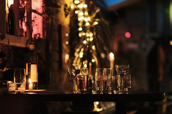 Quelles sont les étapes pour organiser une soirée cocktails et tapas dans un bar lounge?